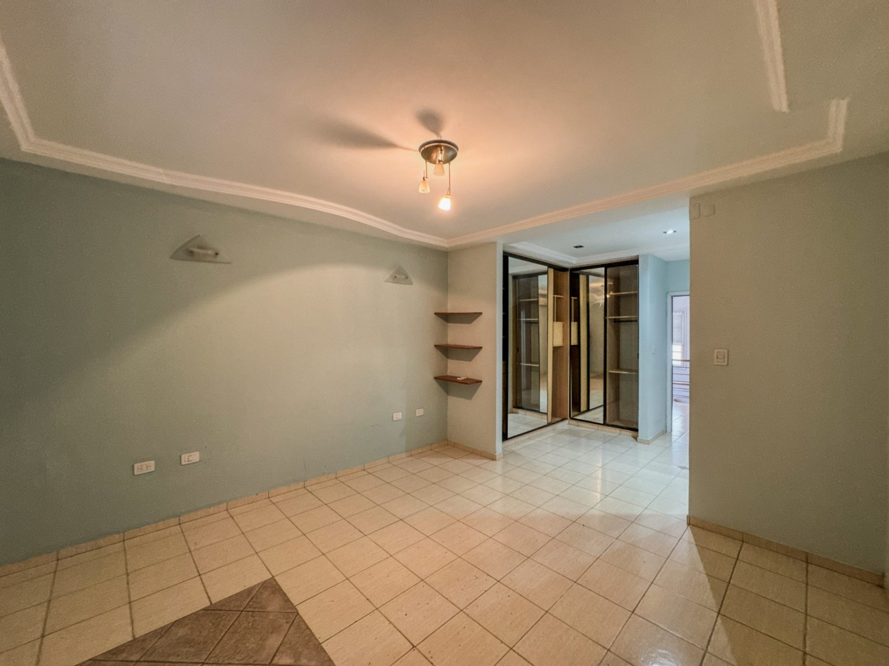 Casa 4 Dormitorios en Macrocentro con Local Comercial Al Frente