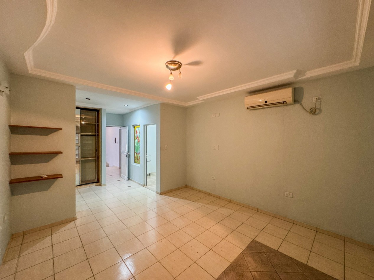 Casa 4 Dormitorios en Macrocentro con Local Comercial Al Frente
