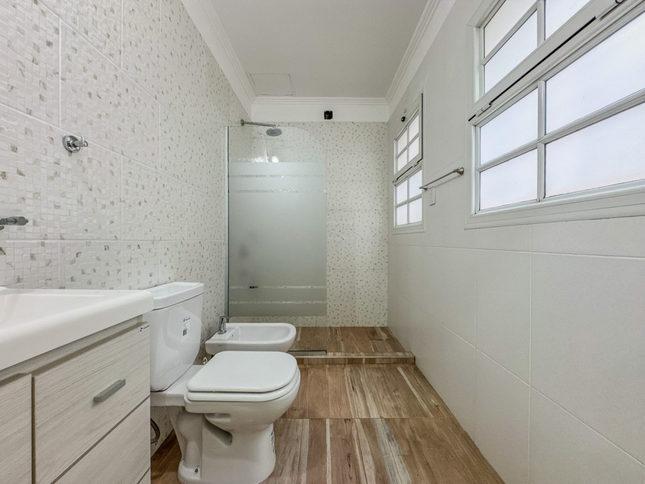 Casa 4 Dormitorios en Macrocentro con Local Comercial Al Frente