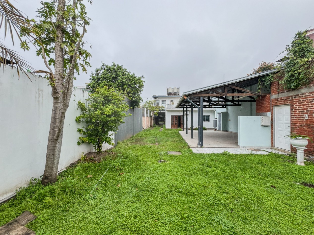 Casa 4 Dormitorios en Macrocentro con Local Comercial Al Frente