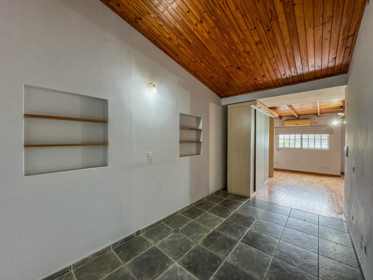 Casa 4 Dormitorios en Macrocentro con Local Comercial Al Frente