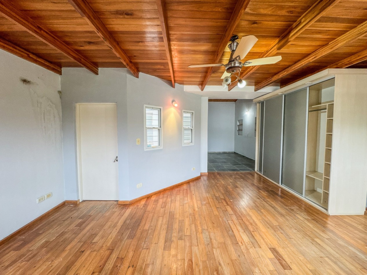 Casa 4 Dormitorios en Macrocentro con Local Comercial Al Frente