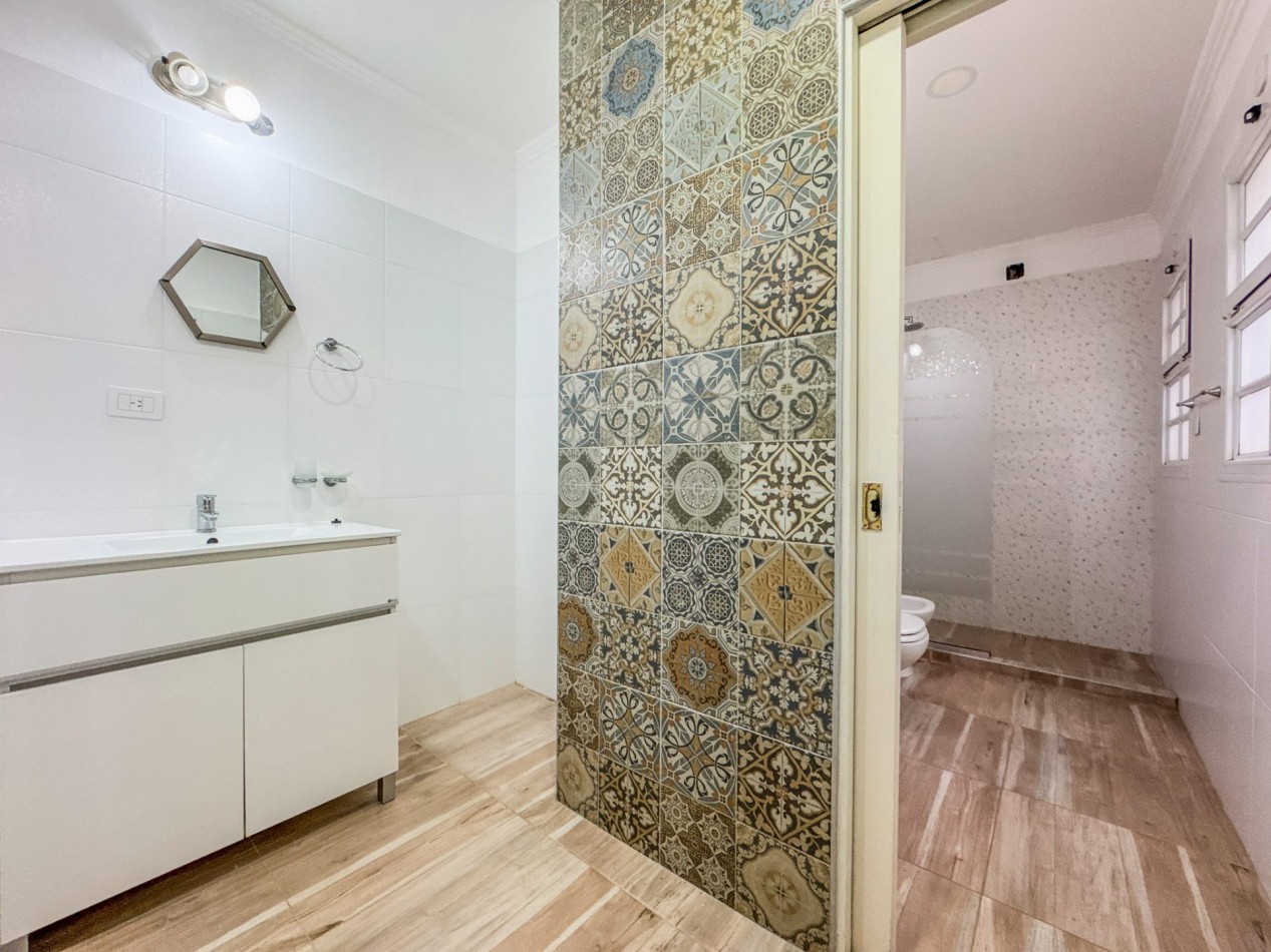 Casa 4 Dormitorios en Macrocentro con Local Comercial Al Frente