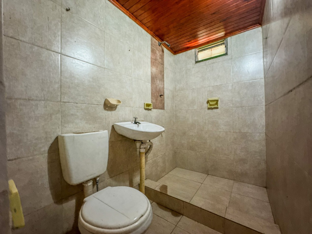 Casa con pileta y quincho independiente en terreno de 500 m² — Fontana