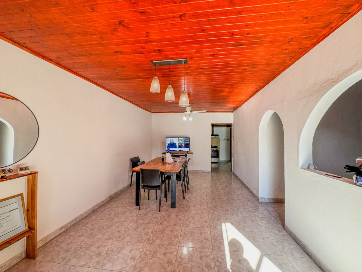 Casa con pileta y quincho independiente en terreno de 500 m² — Fontana
