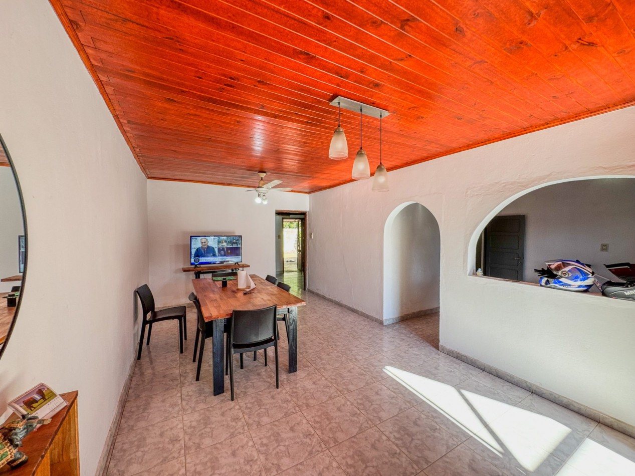 Casa con pileta y quincho independiente en terreno de 500 m² — Fontana