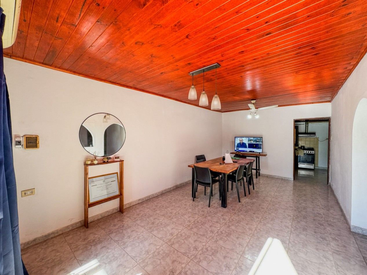 Casa con pileta y quincho independiente en terreno de 500 m² — Fontana