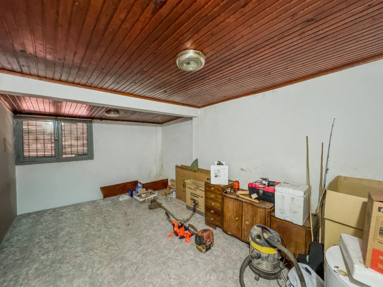 Casa con pileta y quincho independiente en terreno de 500 m² — Fontana