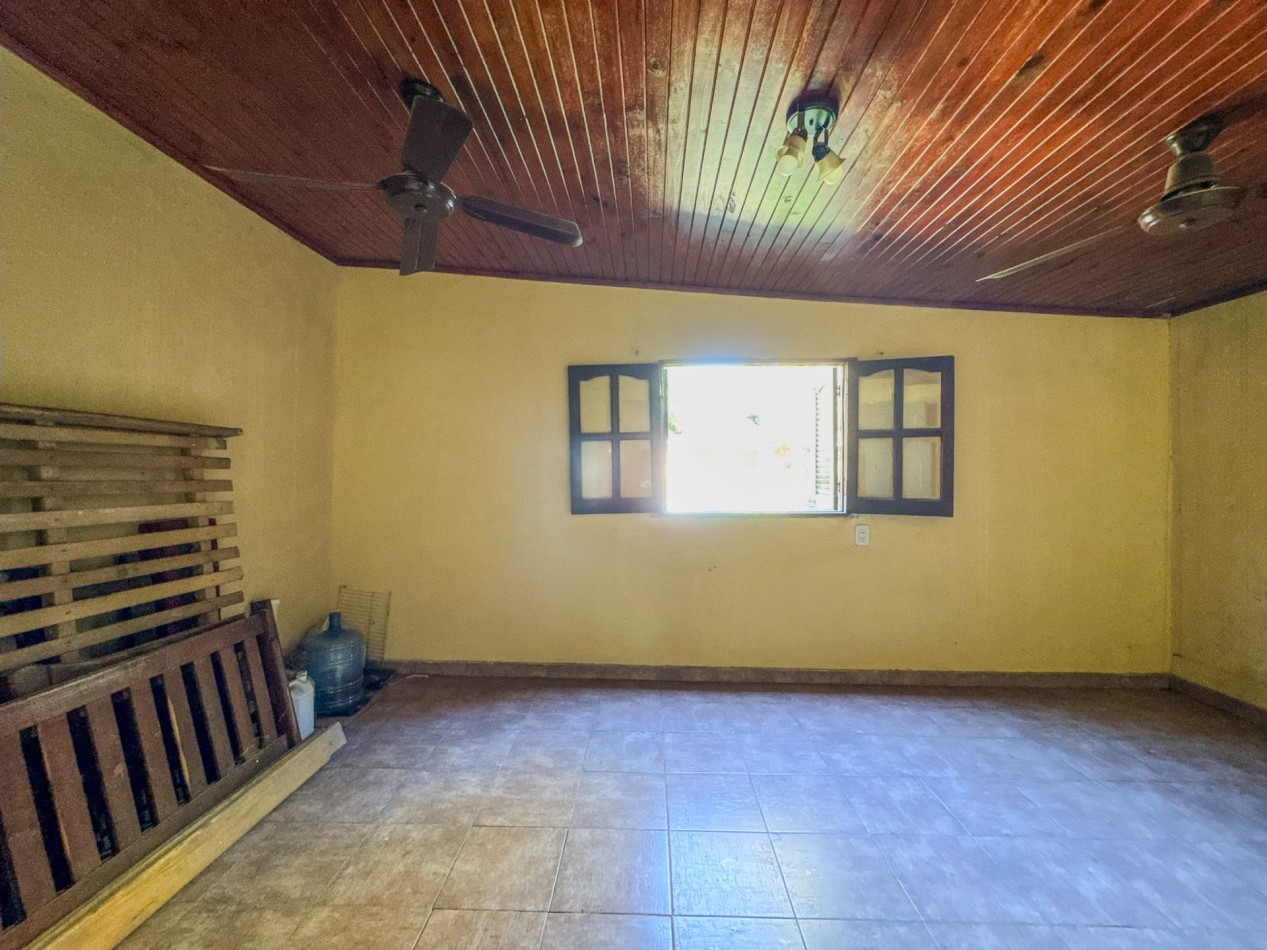 Casa con pileta y quincho independiente en terreno de 500 m² — Fontana