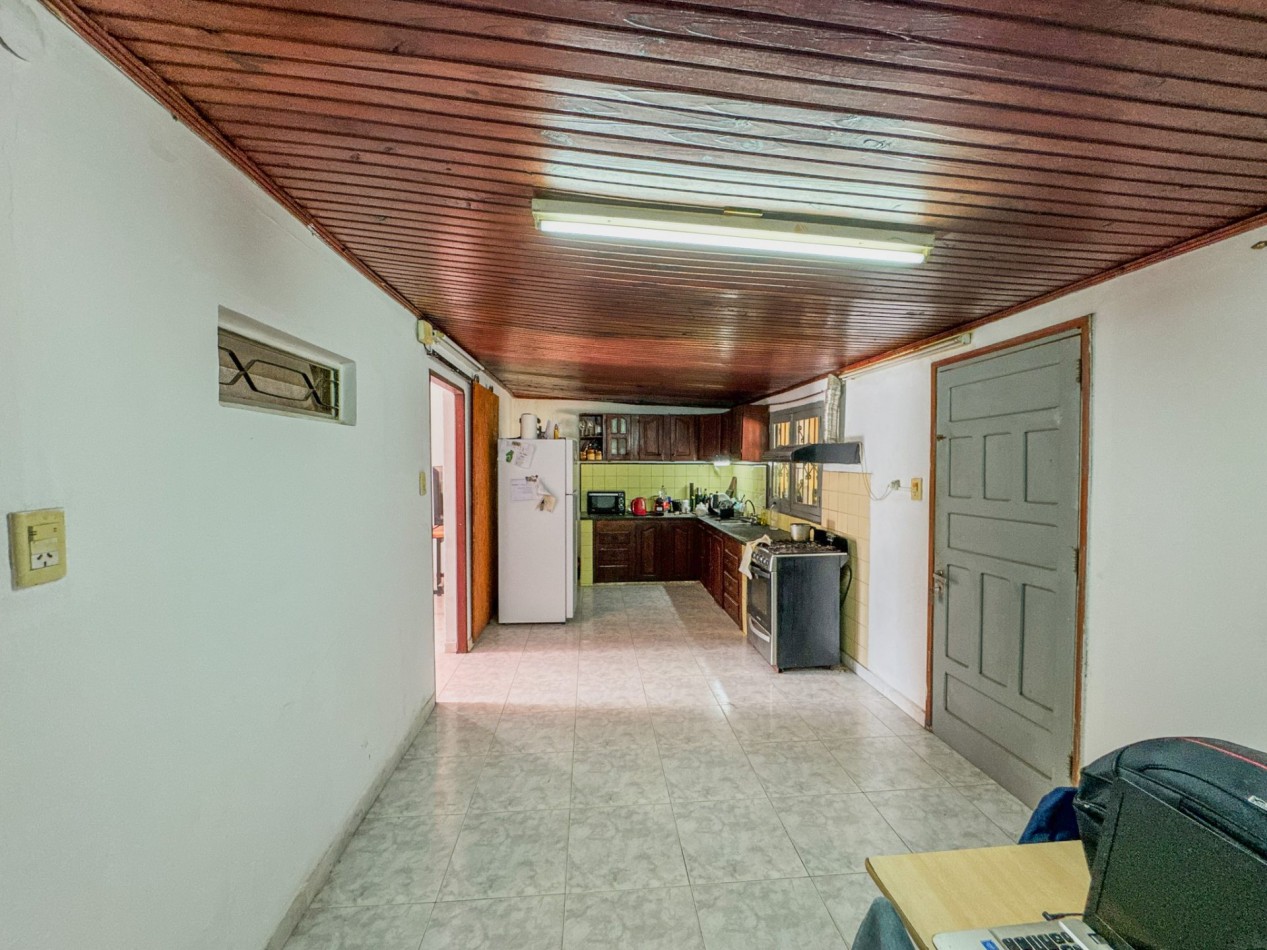 Casa con pileta y quincho independiente en terreno de 500 m² — Fontana
