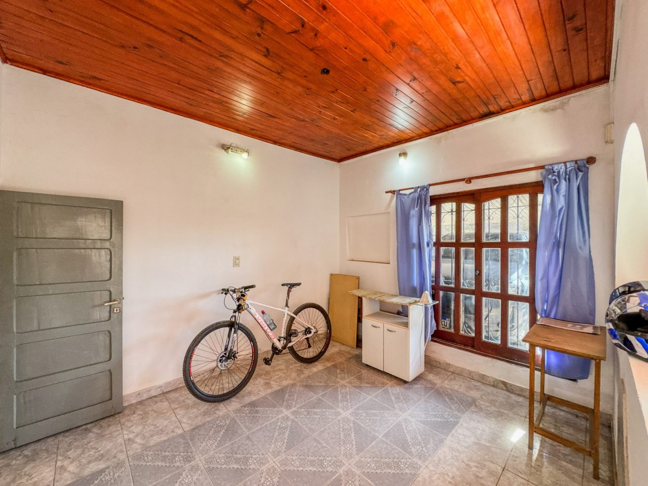 Casa con pileta y quincho independiente en terreno de 500 m² — Fontana