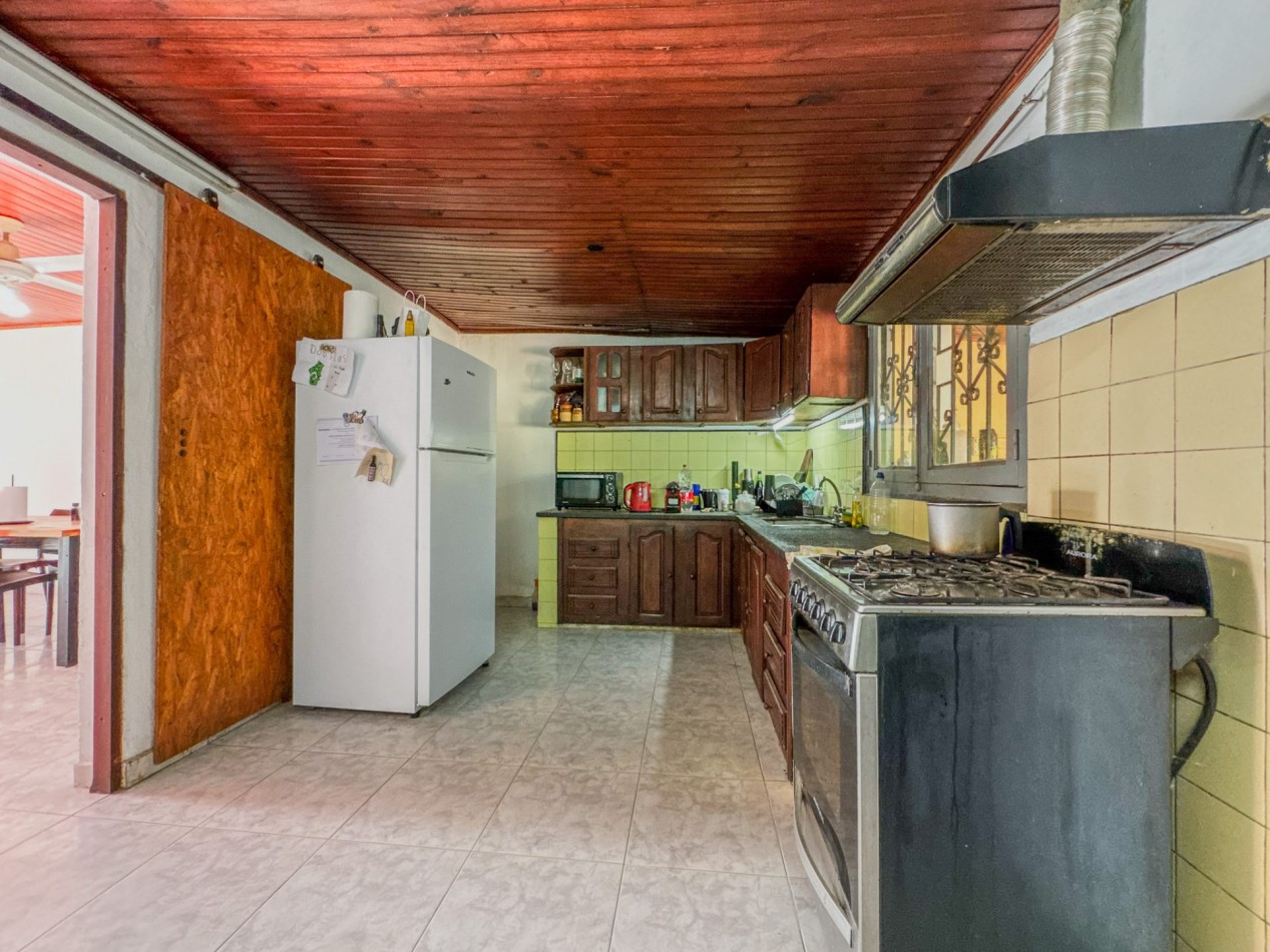 Casa con pileta y quincho independiente en terreno de 500 m² — Fontana