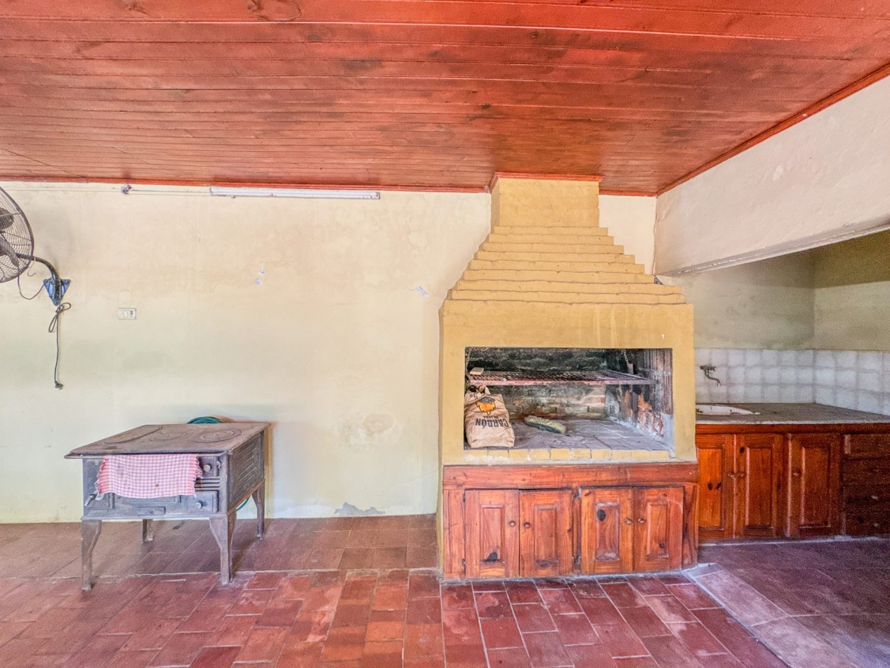 Casa con pileta y quincho independiente en terreno de 500 m² — Fontana