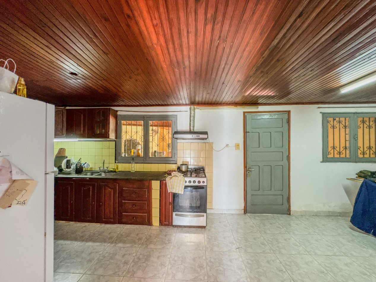 Casa con pileta y quincho independiente en terreno de 500 m² — Fontana