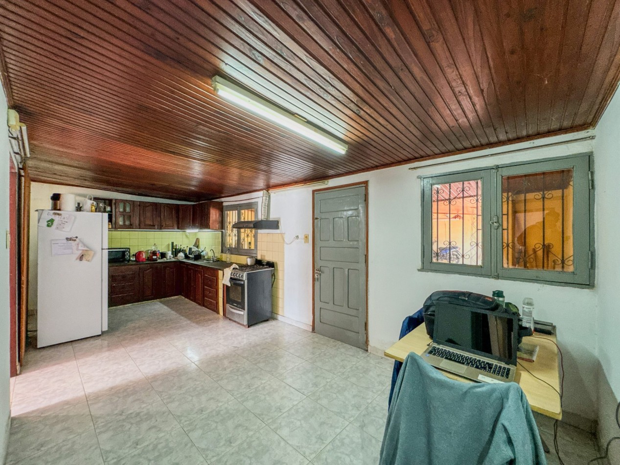 Casa con pileta y quincho independiente en terreno de 500 m² — Fontana