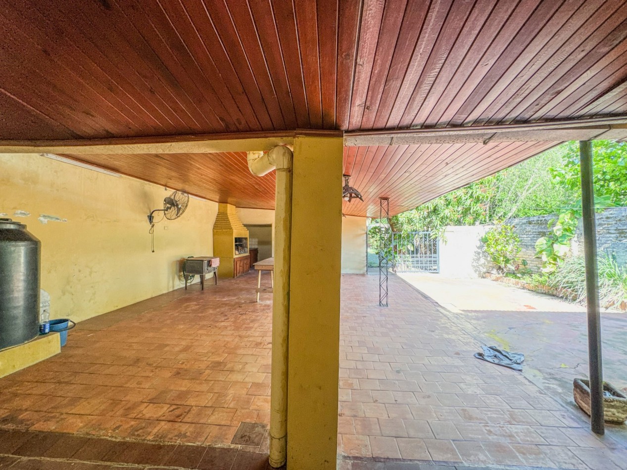 Casa con pileta y quincho independiente en terreno de 500 m² — Fontana