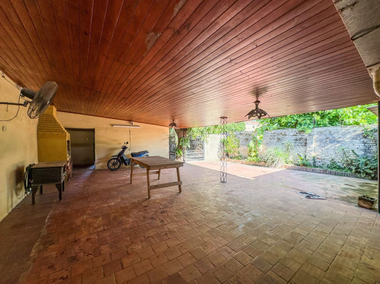 Casa con pileta y quincho independiente en terreno de 500 m² — Fontana