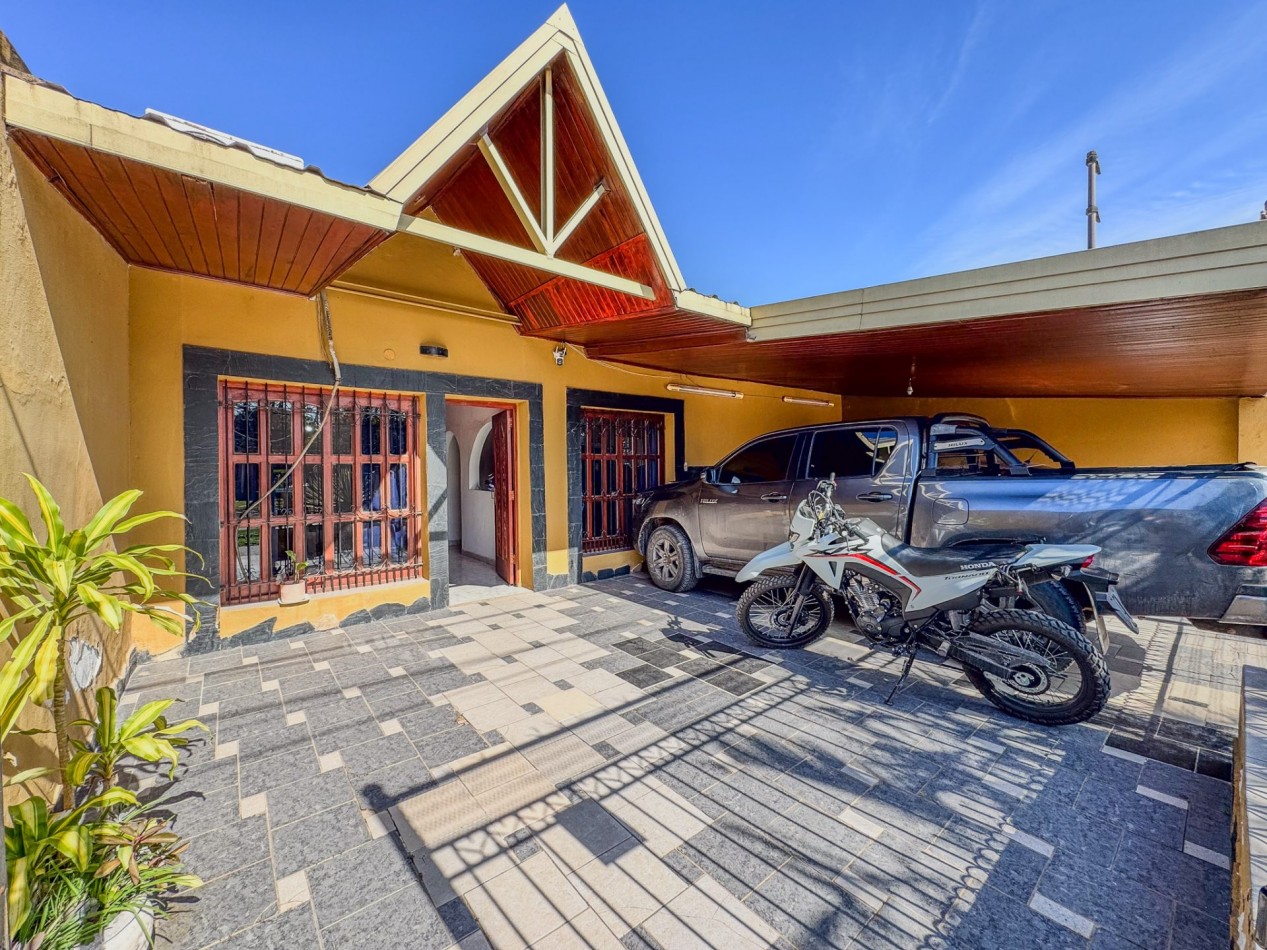Casa con pileta y quincho independiente en terreno de 500 m² — Fontana