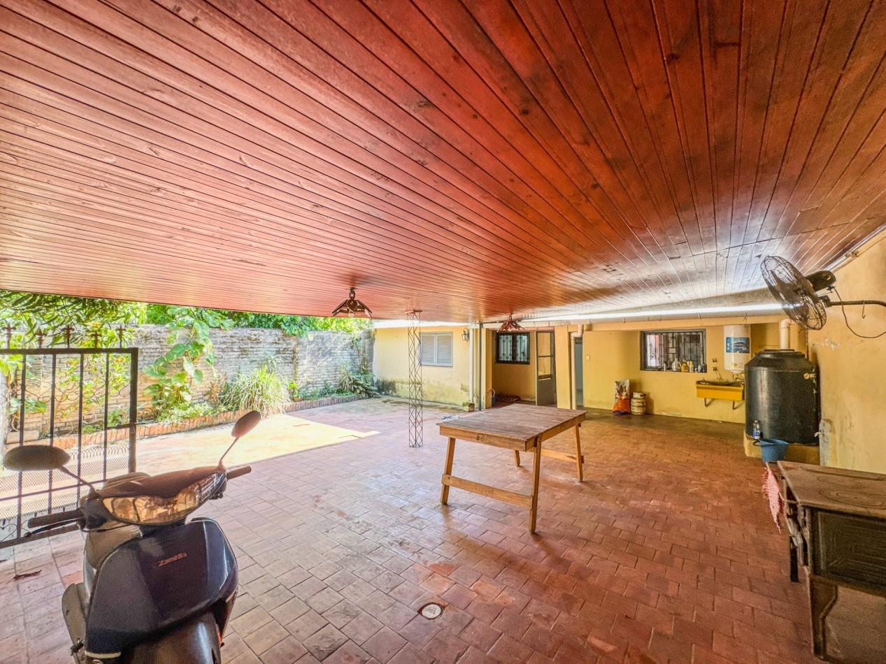 Casa con pileta y quincho independiente en terreno de 500 m² — Fontana