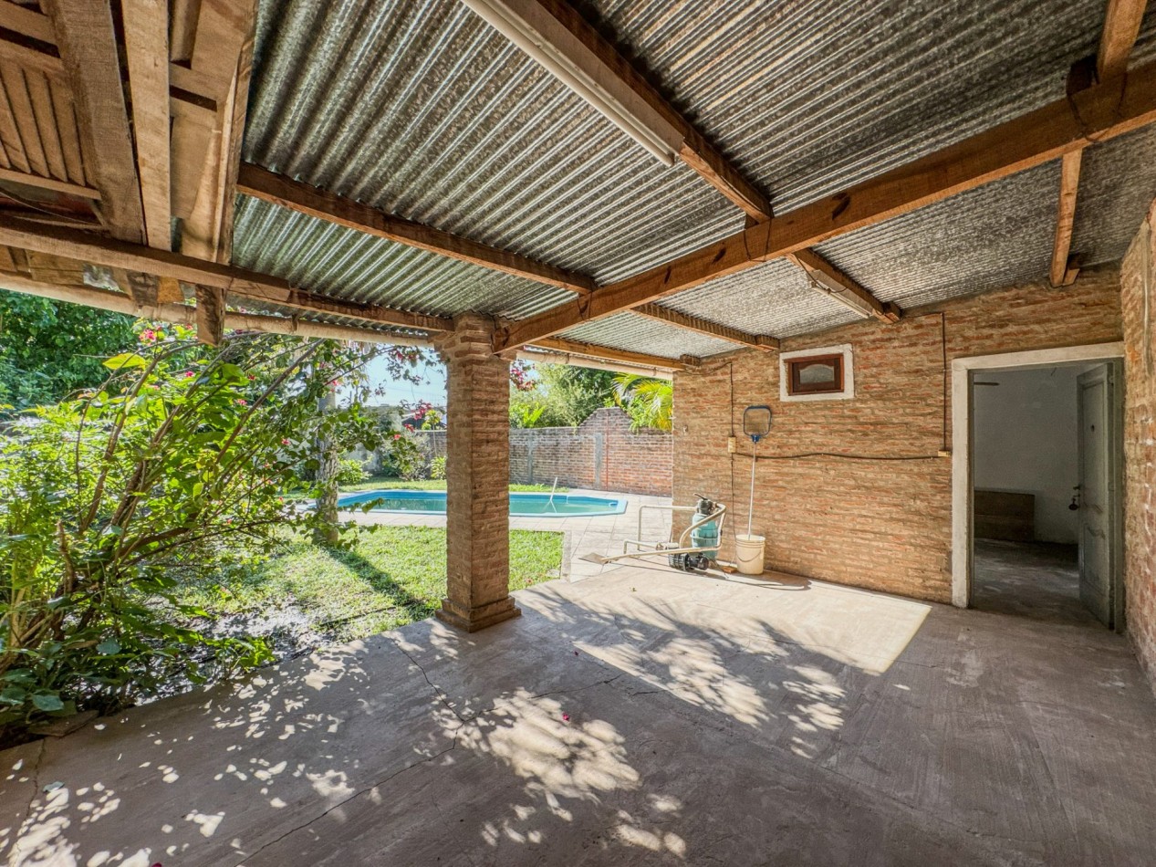 Casa con pileta y quincho independiente en terreno de 500 m² — Fontana