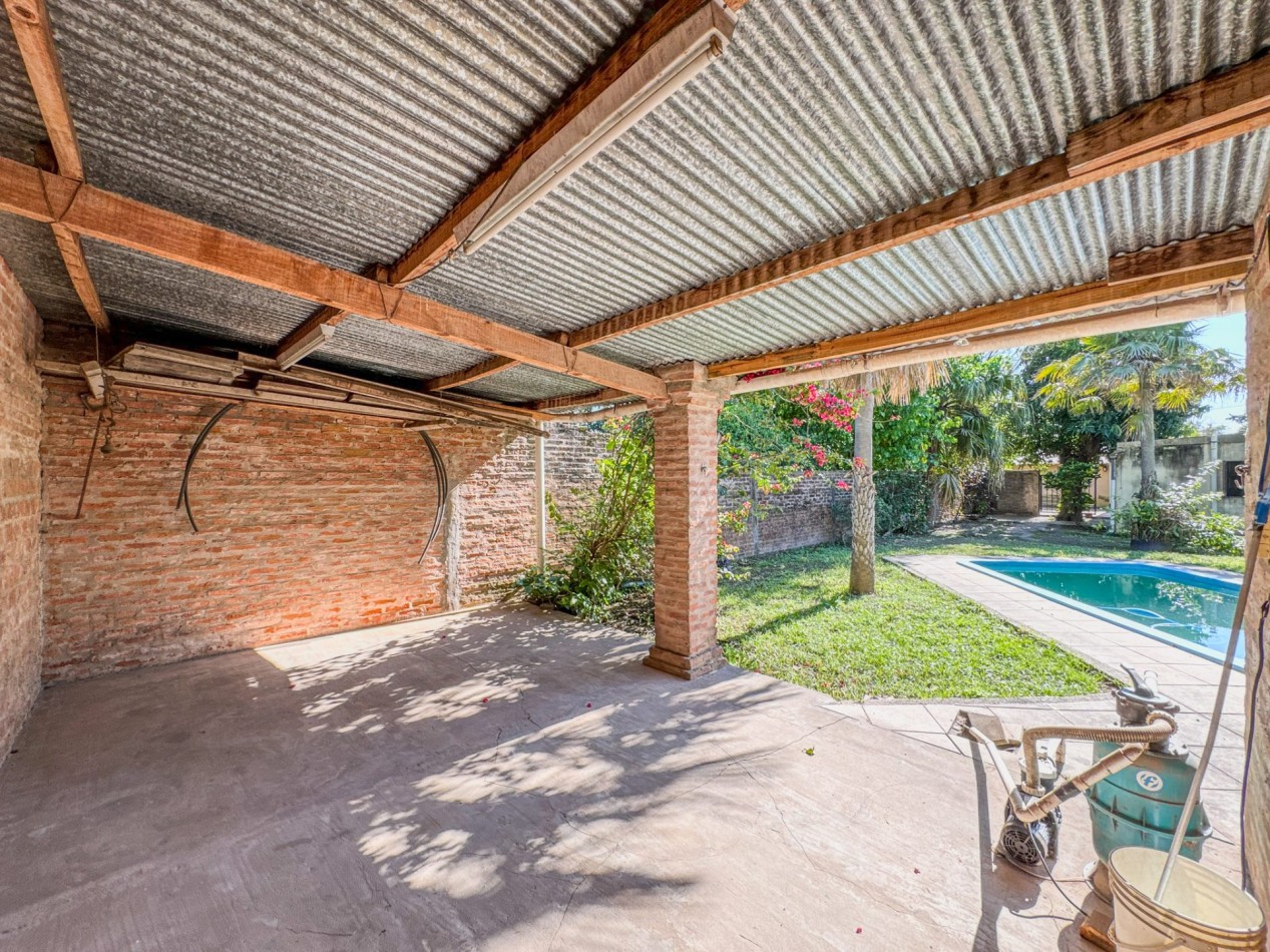 Casa con pileta y quincho independiente en terreno de 500 m² — Fontana