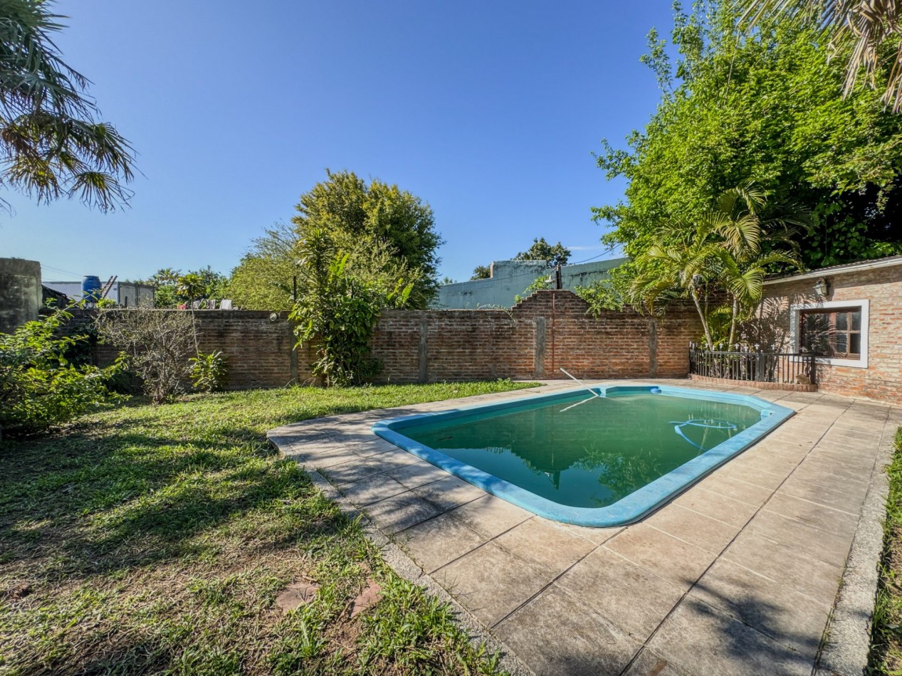Casa con pileta y quincho independiente en terreno de 500 m² — Fontana
