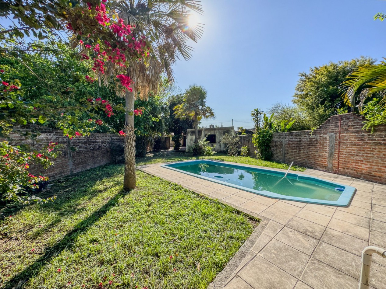 Casa con pileta y quincho independiente en terreno de 500 m² — Fontana