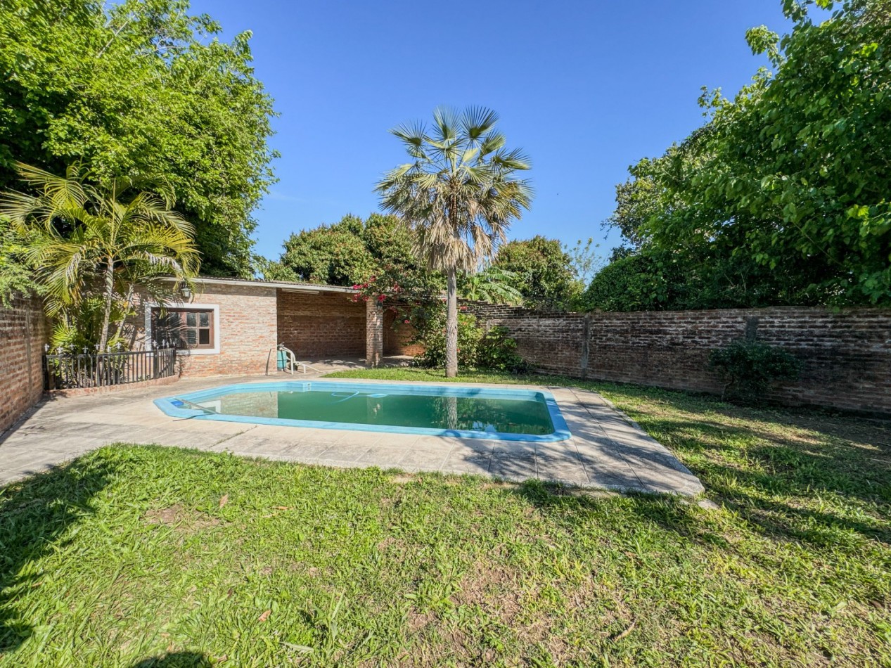 Casa con pileta y quincho independiente en terreno de 500 m² — Fontana