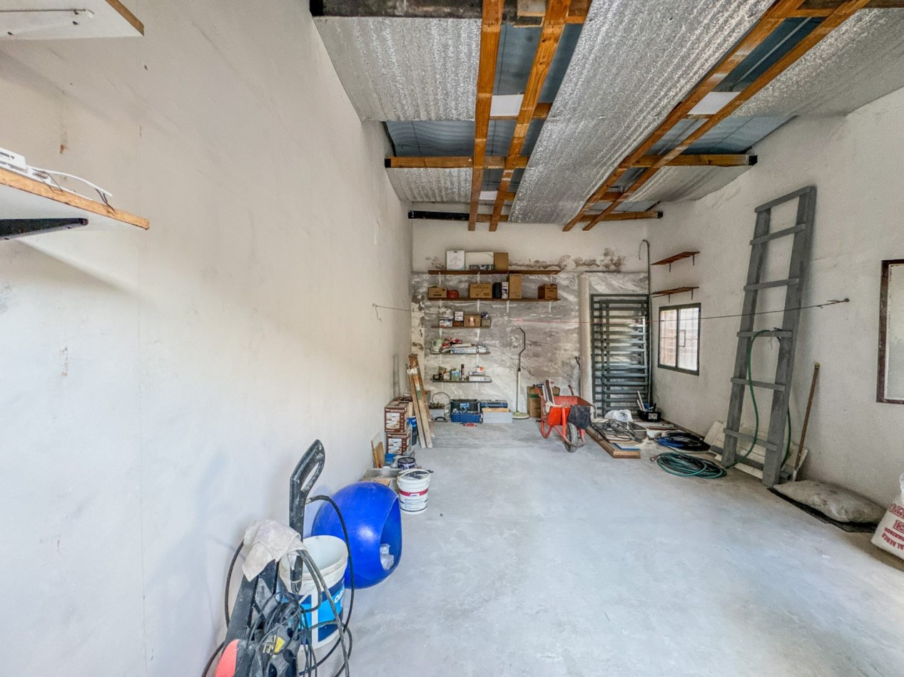 Casa con local y deposito en terreno de 400 m² — a 50 m de Av. Soberania Nacional