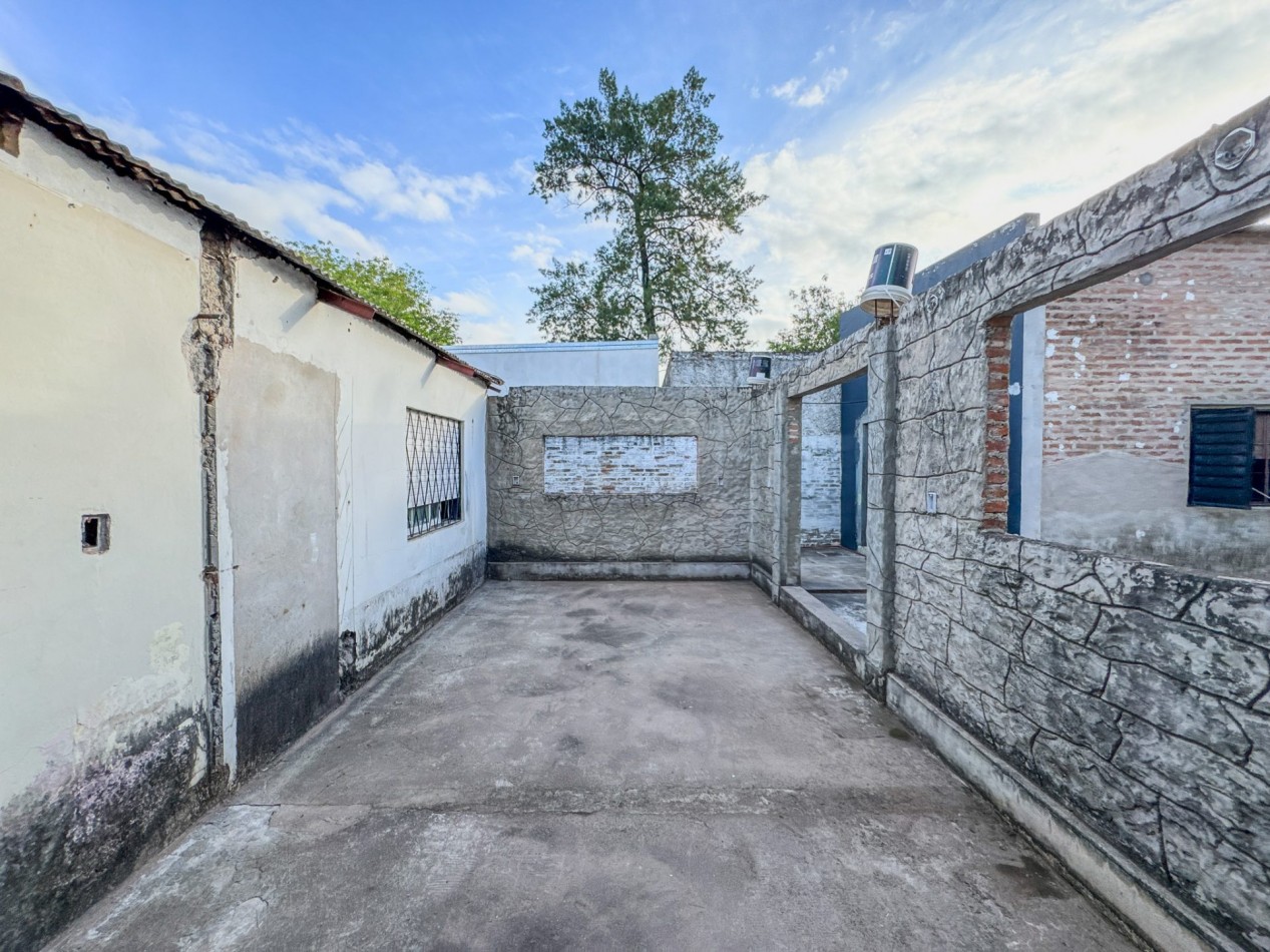 Casa con local y deposito en terreno de 400 m² — a 50 m de Av. Soberania Nacional