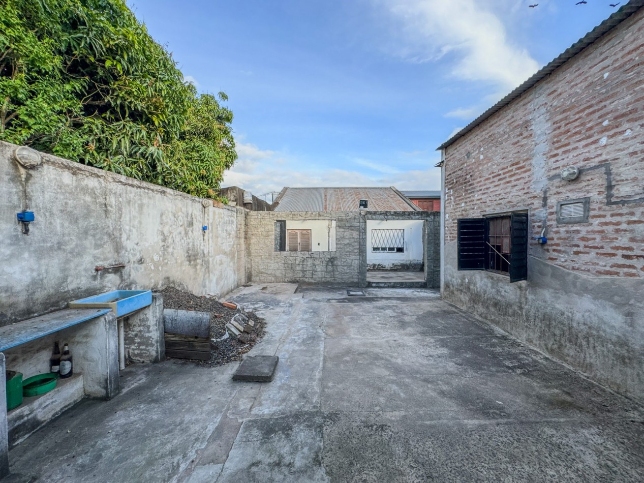 Casa con local y deposito en terreno de 400 m² — a 50 m de Av. Soberania Nacional