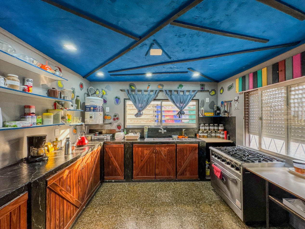 Casa con local y deposito en terreno de 400 m² — a 50 m de Av. Soberania Nacional