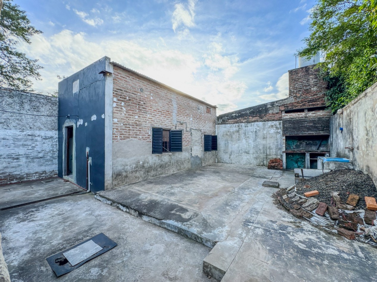 Casa con local y deposito en terreno de 400 m² — a 50 m de Av. Soberania Nacional