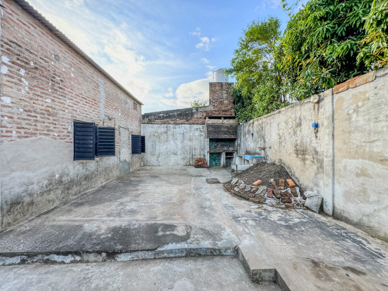 Casa con local y deposito en terreno de 400 m² — a 50 m de Av. Soberania Nacional