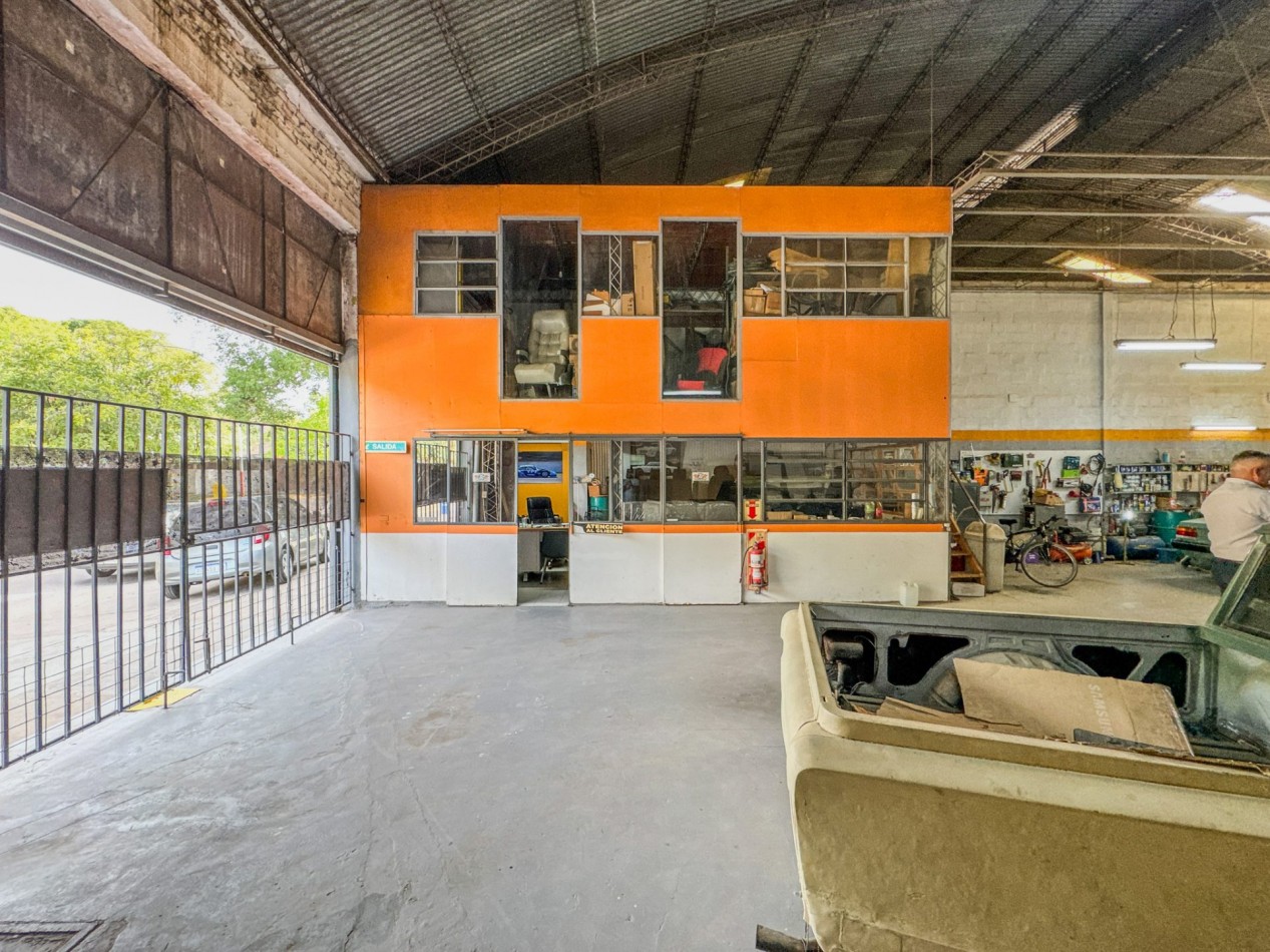 Galpones con oficinas en esquina sobre Av. Italia, con gran visibilidad | Lote de 605 m²