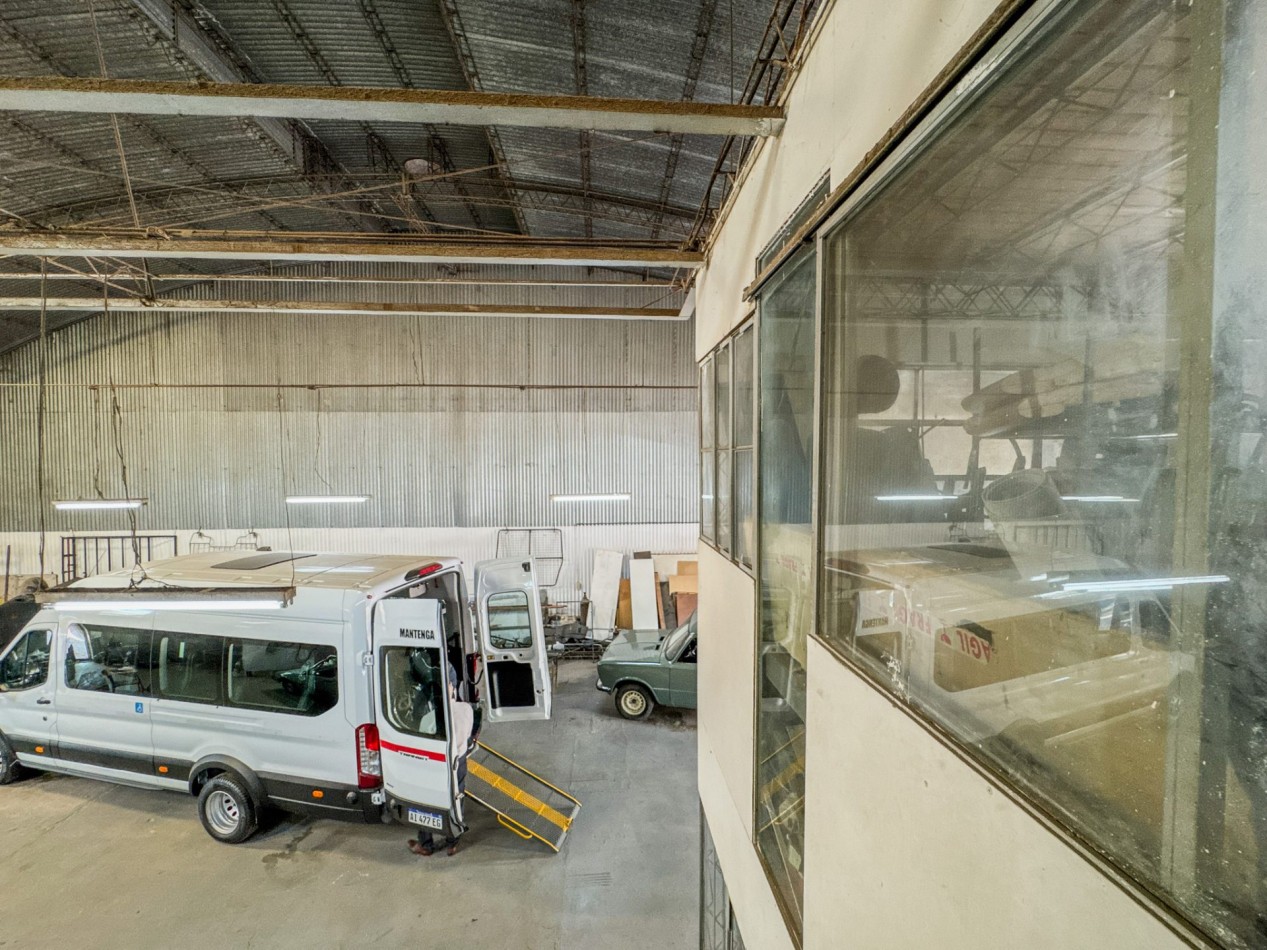 Galpones con oficinas en esquina sobre Av. Italia, con gran visibilidad | Lote de 605 m²