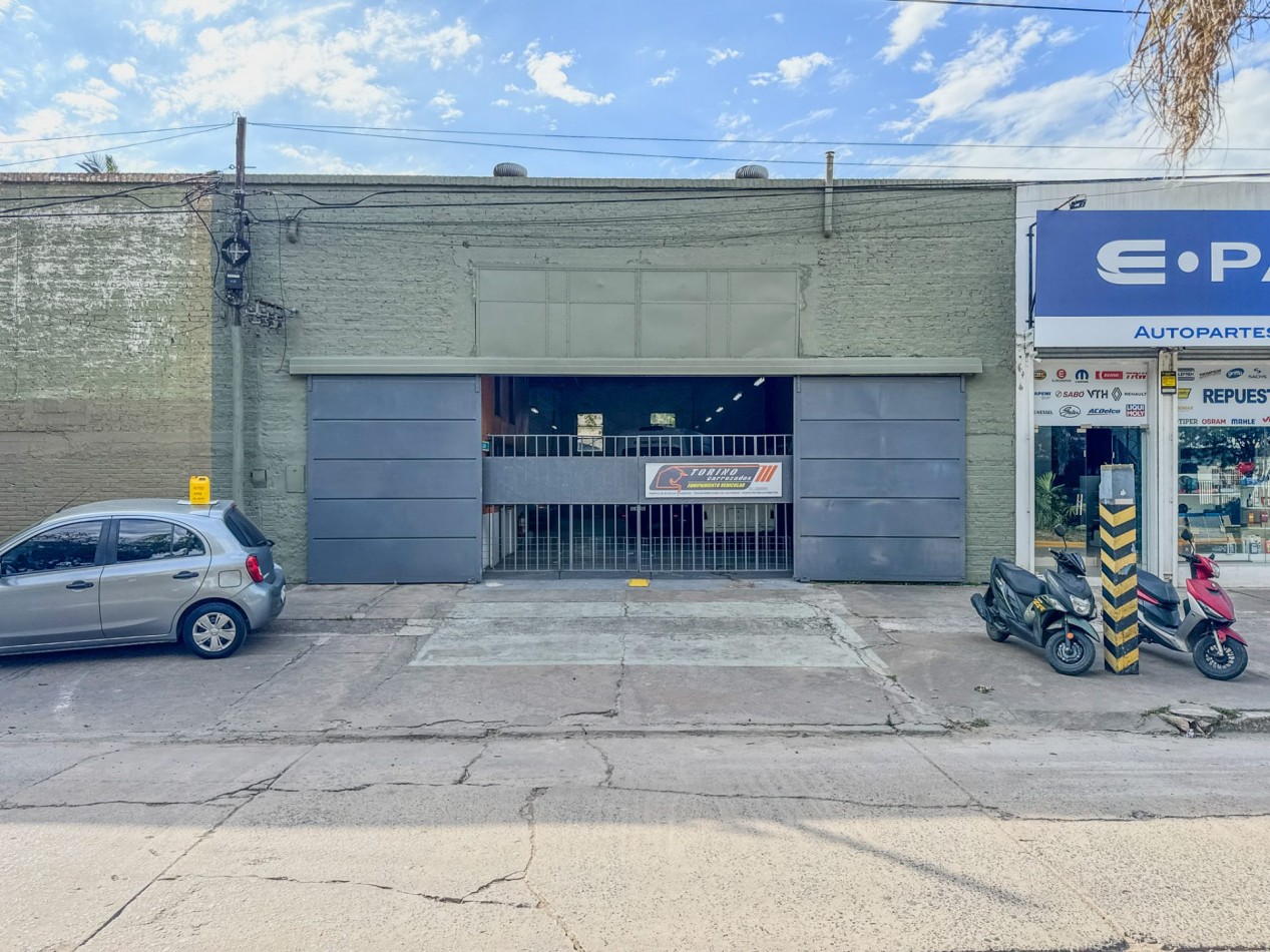 Galpones con oficinas en esquina sobre Av. Italia, con gran visibilidad | Lote de 605 m²