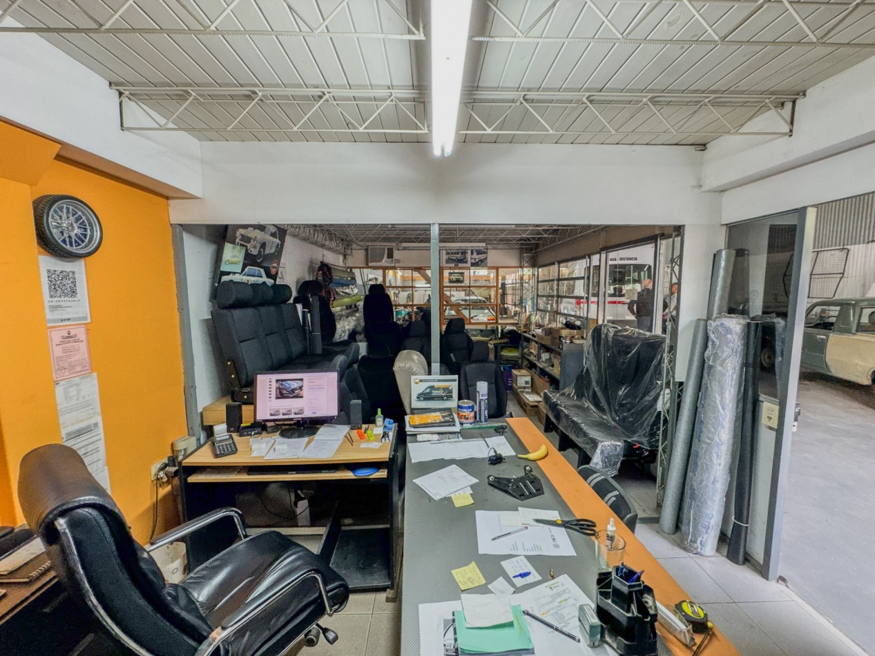 Galpones con oficinas en esquina sobre Av. Italia, con gran visibilidad | Lote de 605 m²