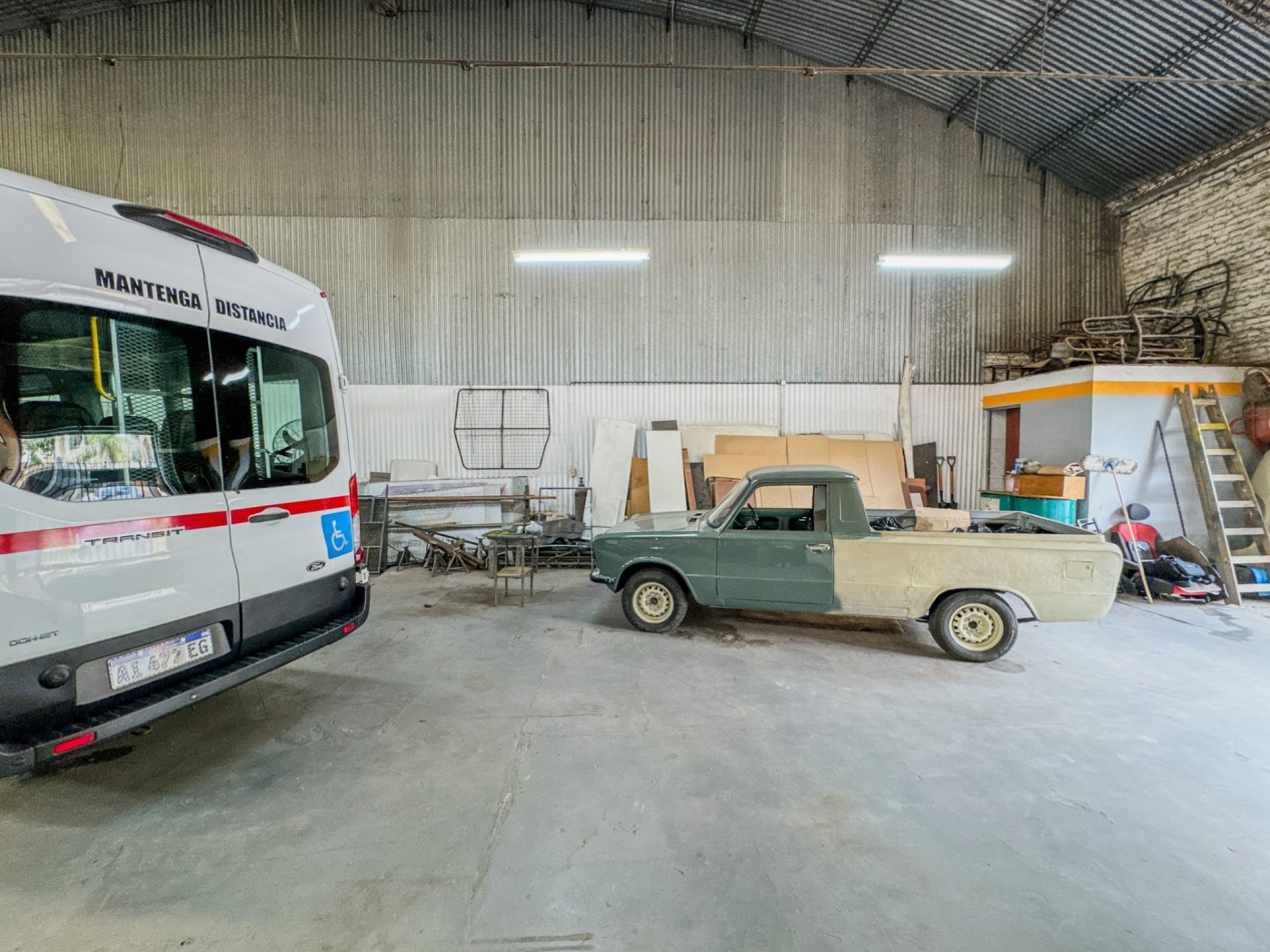 Galpones con oficinas en esquina sobre Av. Italia, con gran visibilidad | Lote de 605 m²
