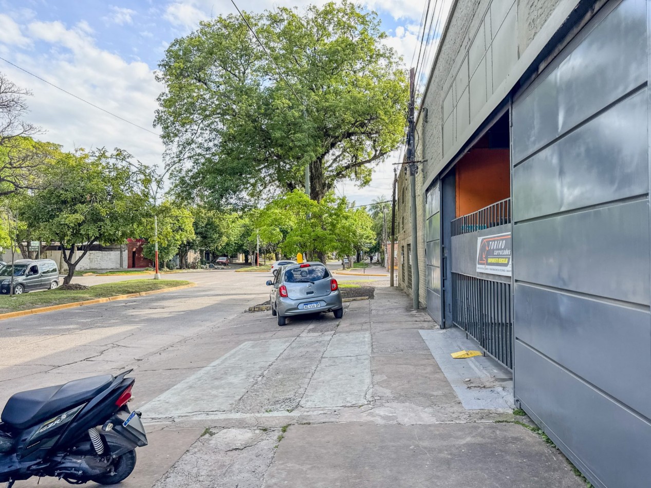 Galpones con oficinas en esquina sobre Av. Italia, con gran visibilidad | Lote de 605 m²