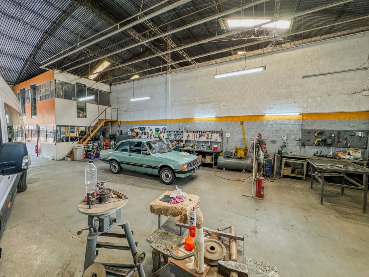 Galpones con oficinas en esquina sobre Av. Italia, con gran visibilidad | Lote de 605 m²