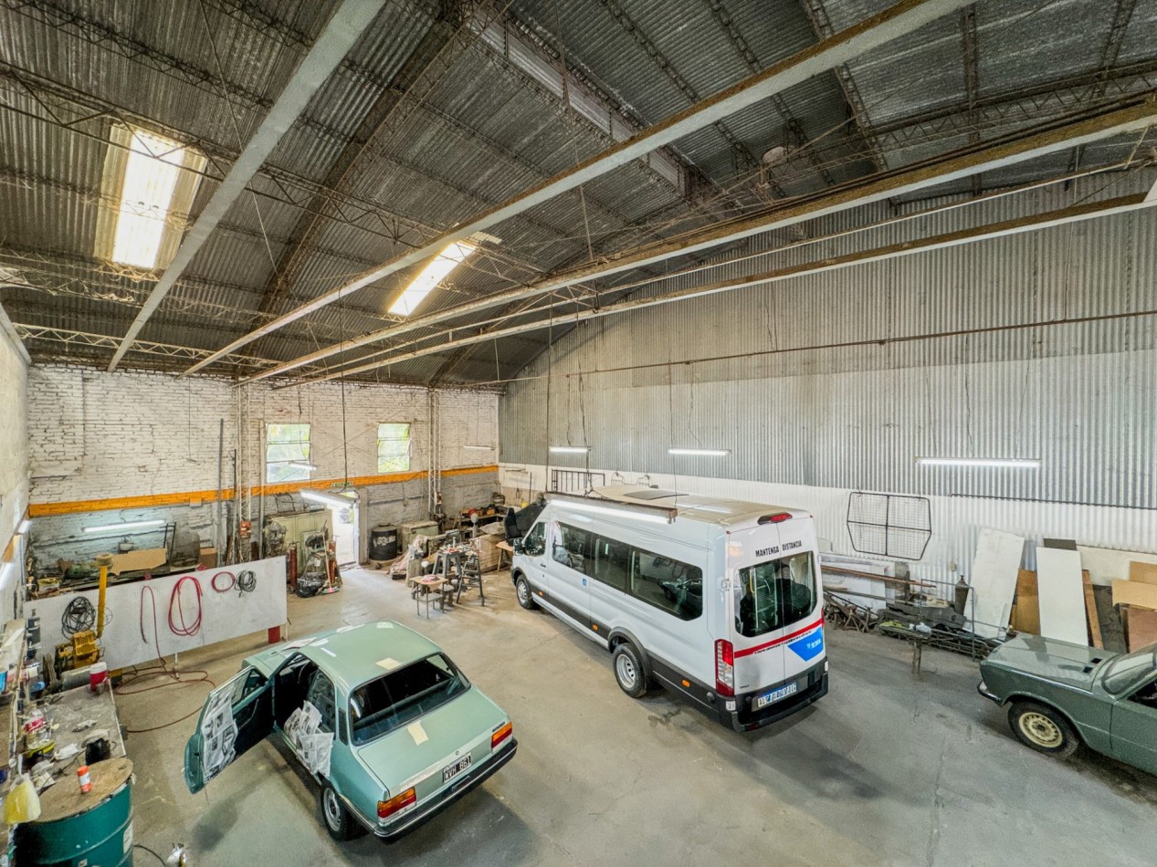 Galpones con oficinas en esquina sobre Av. Italia, con gran visibilidad | Lote de 605 m²