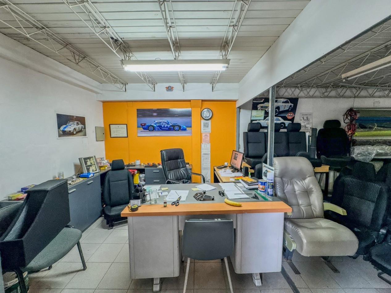 Galpones con oficinas en esquina sobre Av. Italia, con gran visibilidad | Lote de 605 m²