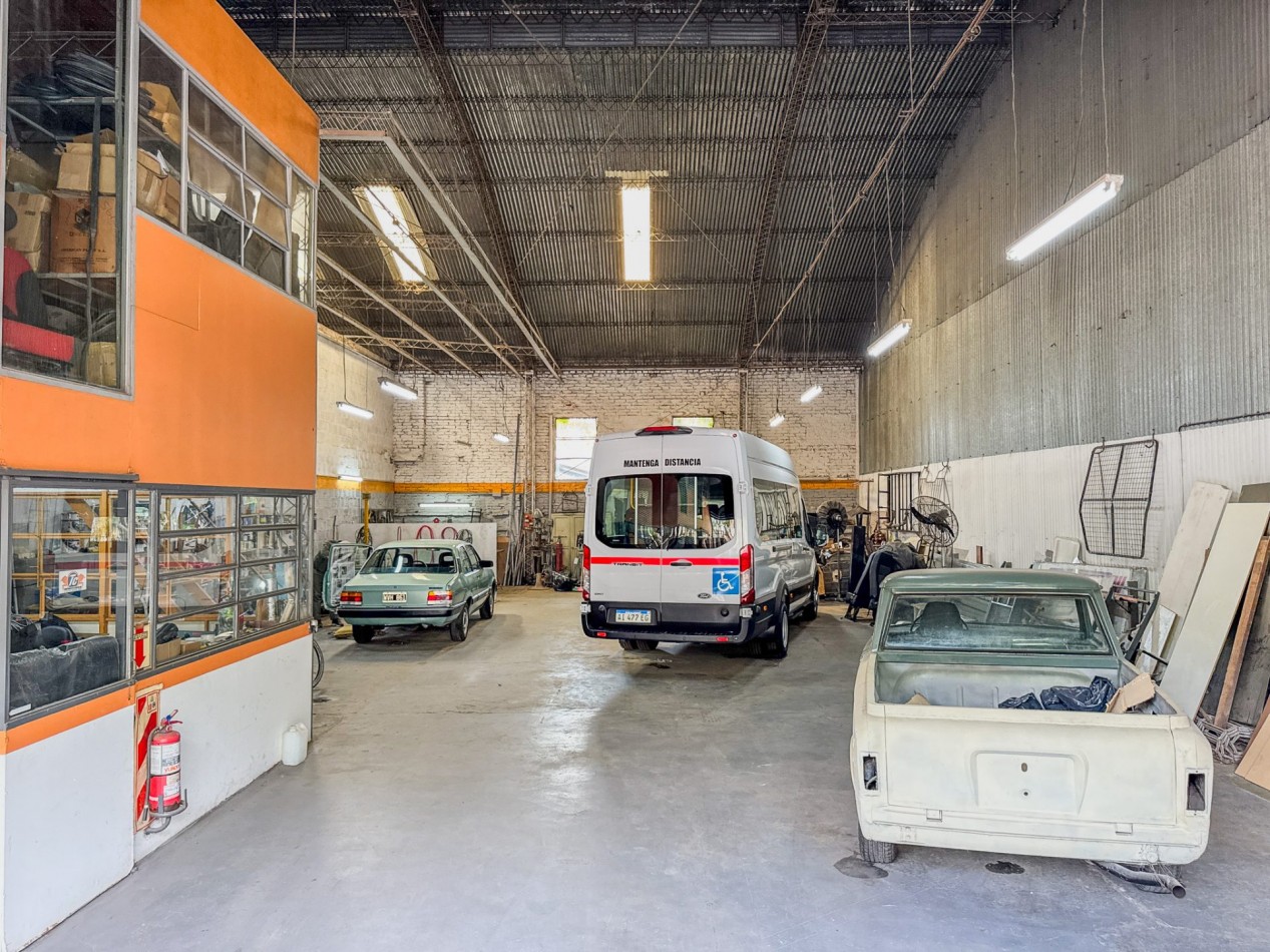 Galpones con oficinas en esquina sobre Av. Italia, con gran visibilidad | Lote de 605 m²