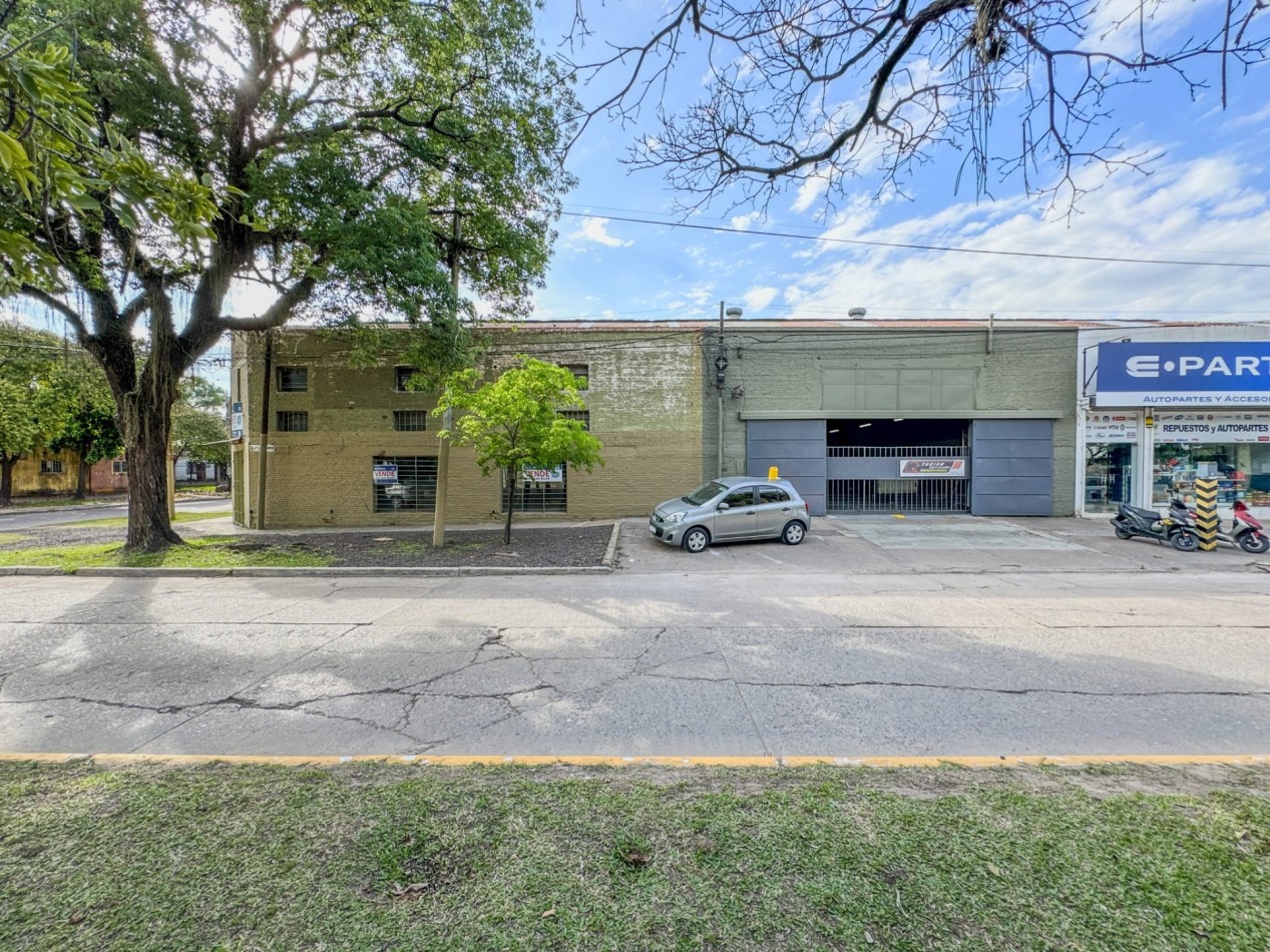 Galpones con oficinas en esquina sobre Av. Italia, con gran visibilidad | Lote de 605 m²