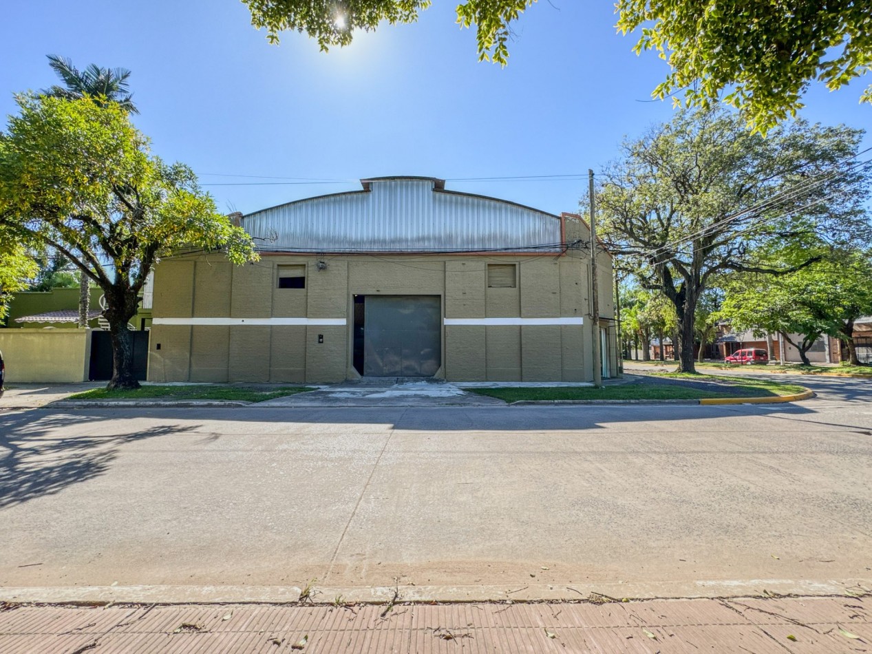Galpones con oficinas en esquina sobre Av. Italia, con gran visibilidad | Lote de 605 m²