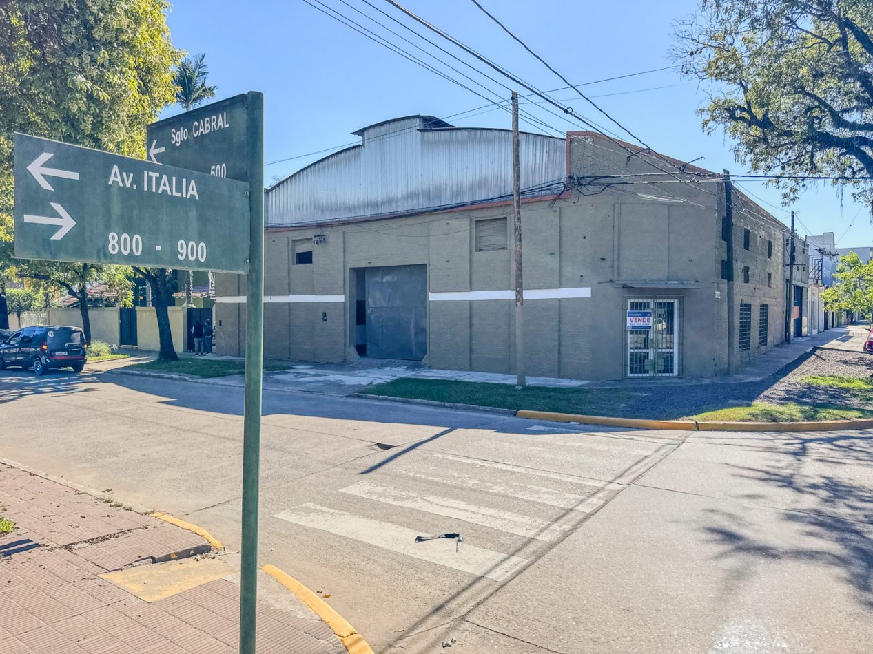 Galpones con oficinas en esquina sobre Av. Italia, con gran visibilidad | Lote de 605 m²