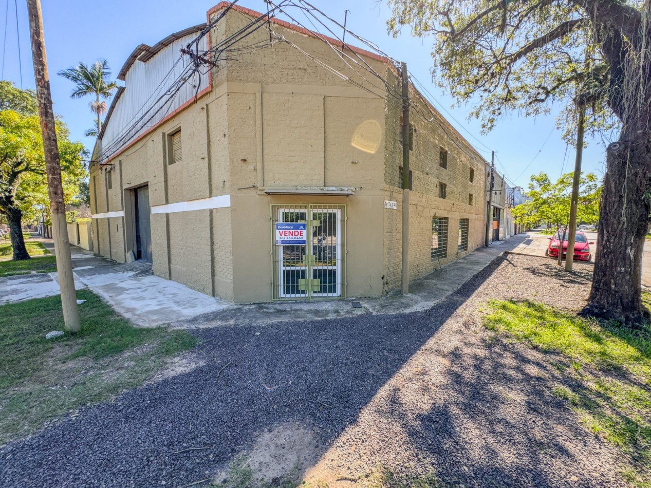Galpones con oficinas en esquina sobre Av. Italia, con gran visibilidad | Lote de 605 m²