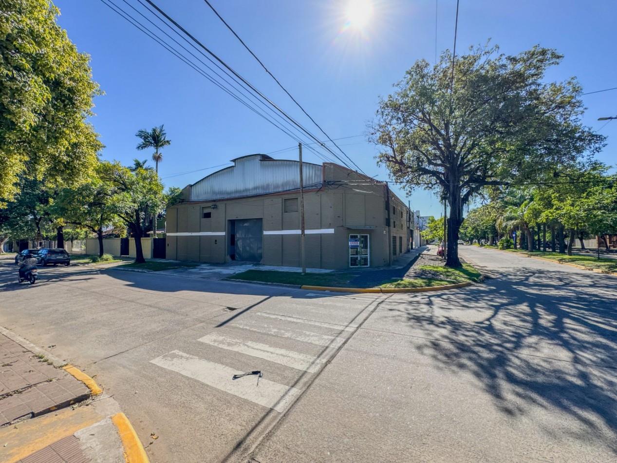 Galpones con oficinas en esquina sobre Av. Italia, con gran visibilidad | Lote de 605 m²