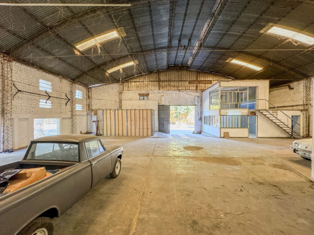 Galpones con oficinas en esquina sobre Av. Italia, con gran visibilidad | Lote de 605 m²